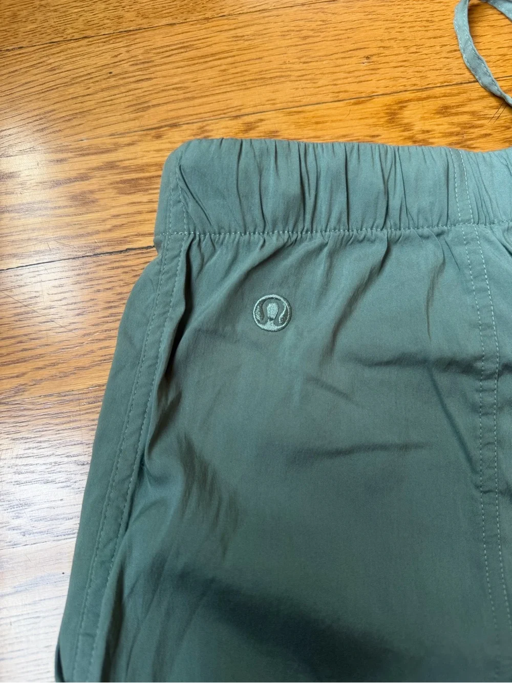 Like New - Lululemon Lightweight Adjustable Mid-Rise Cargo Pant (XL)